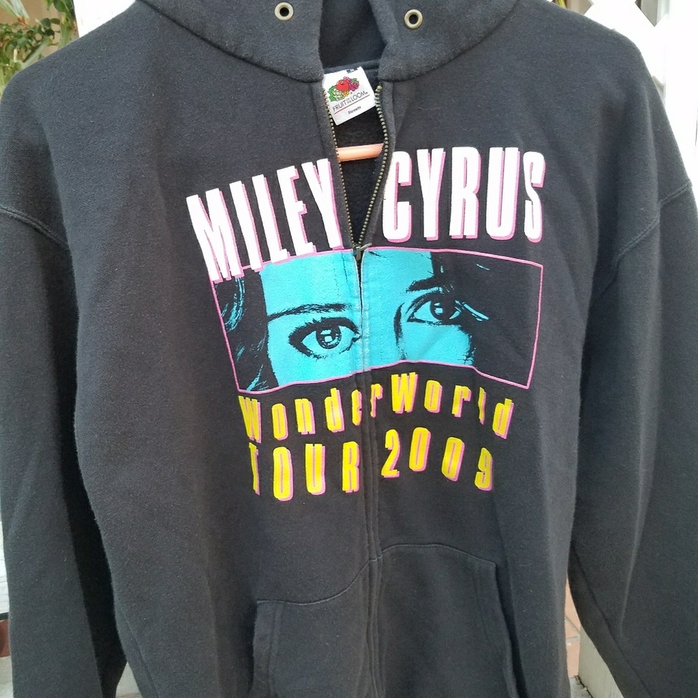 Miley Cyrus sweater